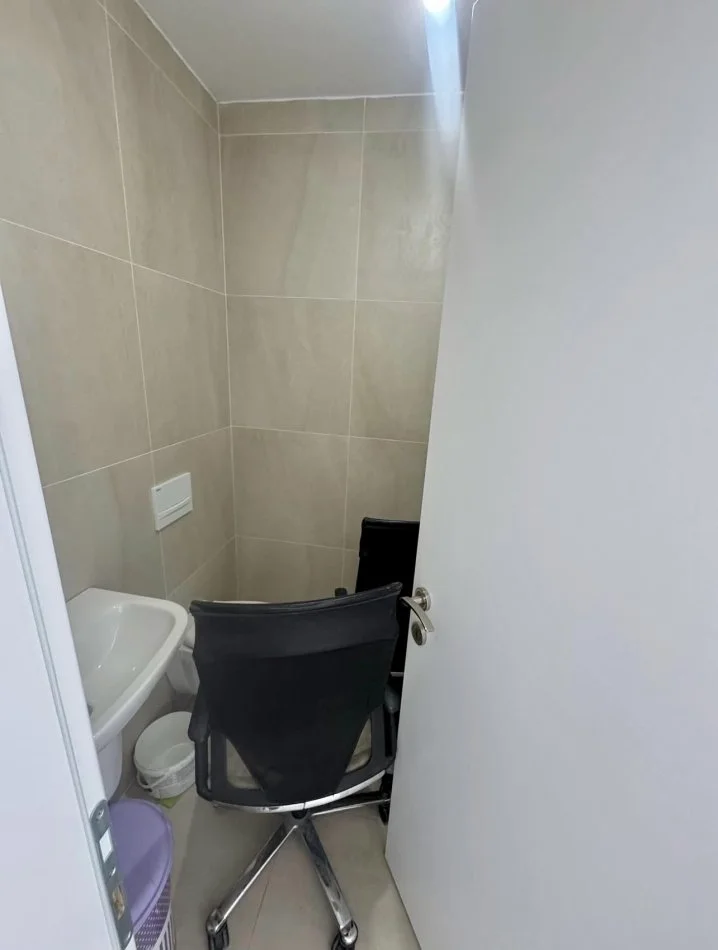 Tirane, jepet me qera dyqan Kati 0, 35 m² 350 € (Kompleksi Olimpik, Komuna e Parisit)