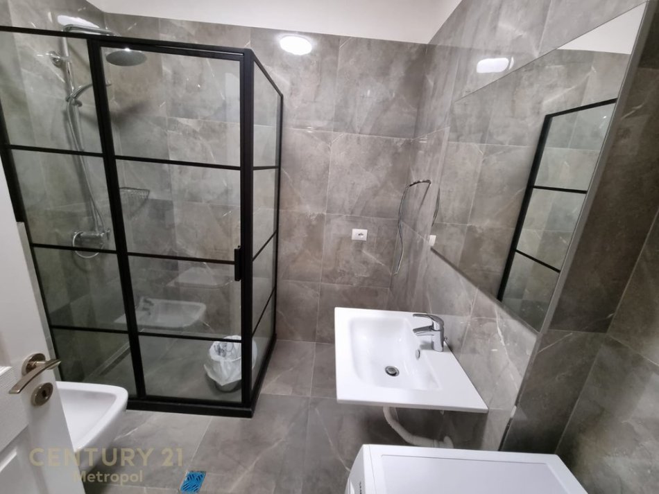 Tirane, jepet me qera apartament 2+1 Kati 5, 72 m² 550 € (Kopshti Botanik)