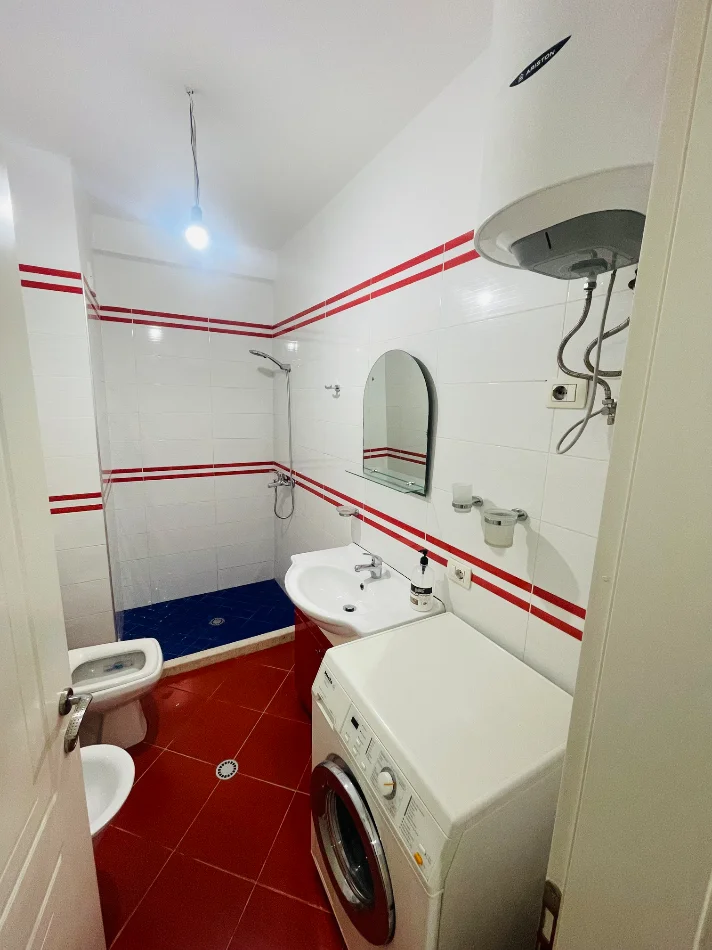 Tirane, jepet me qera apartament 2+1+Blk,500 mij lek restorant Kledi, astir.