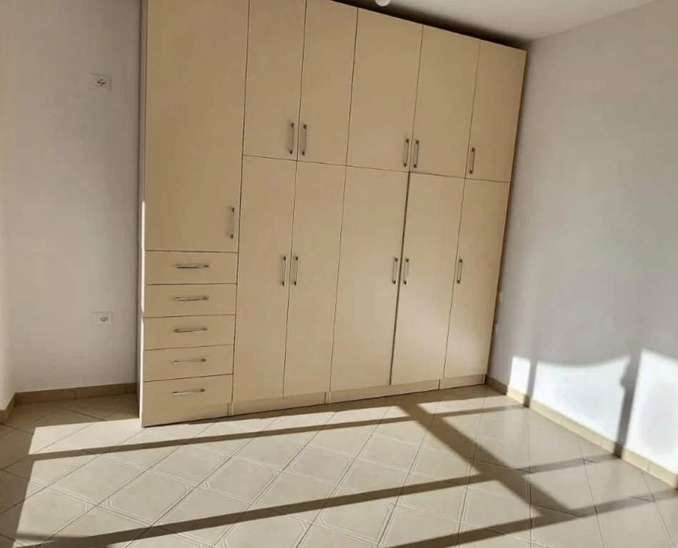 Tirane, shitet apartament 1+1+Ballkon Kati 5, 59 m² 78.000 € (Rruga e Teleferikut)