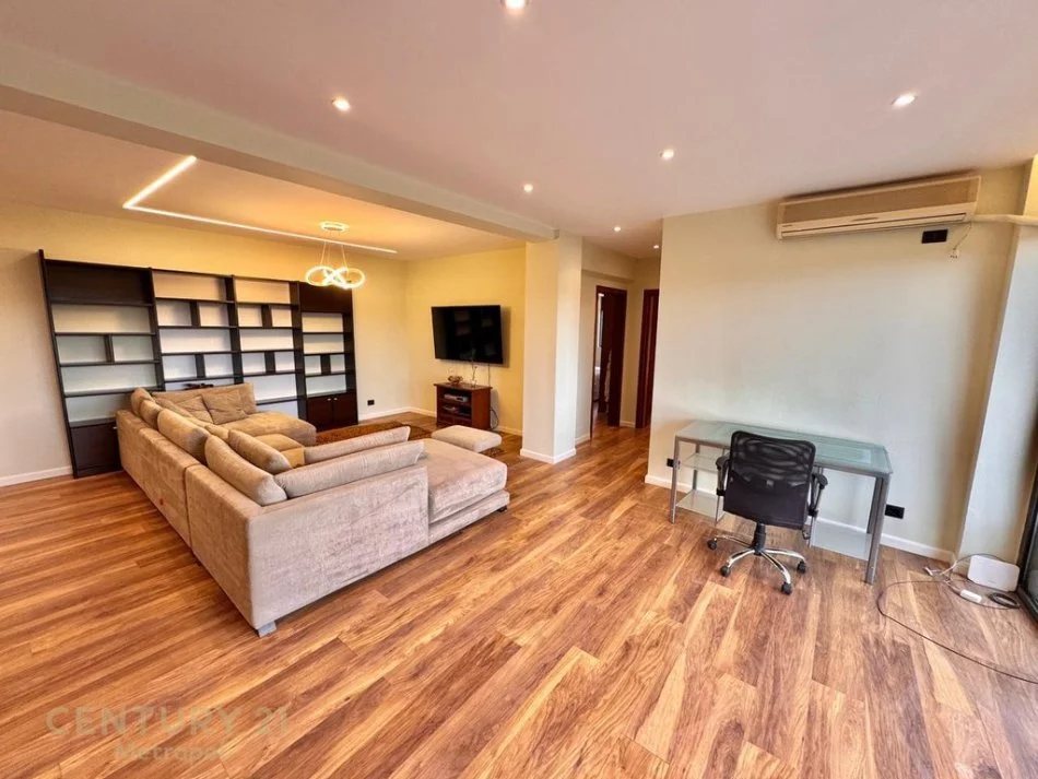 Tirane, jepet me qera apartament 2+1+Aneks+Ballkon Kati 10, 119 m² 1.300 € 