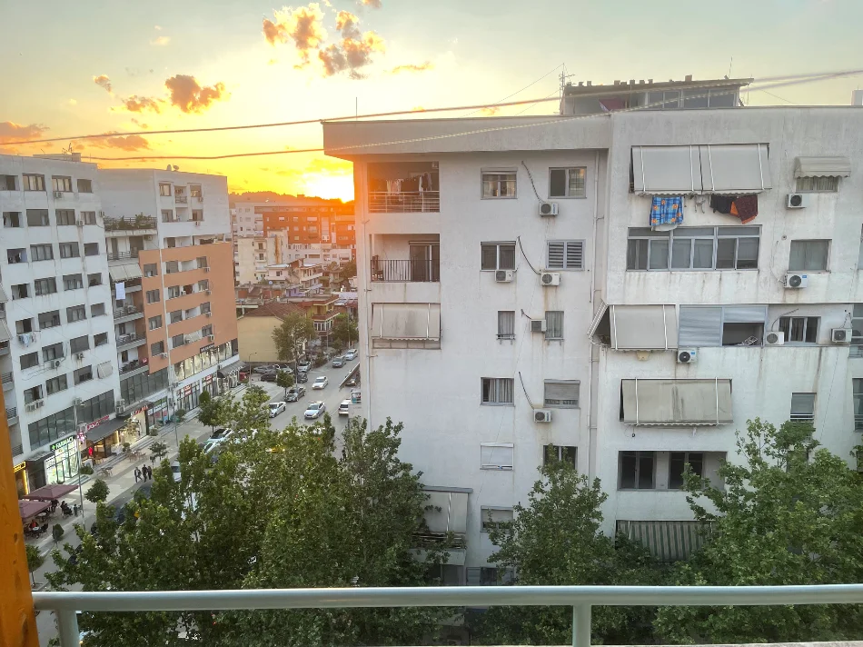 Tirane, jepet me qera apartament 2+1+Blk,500 mij lek restorant Kledi, astir.