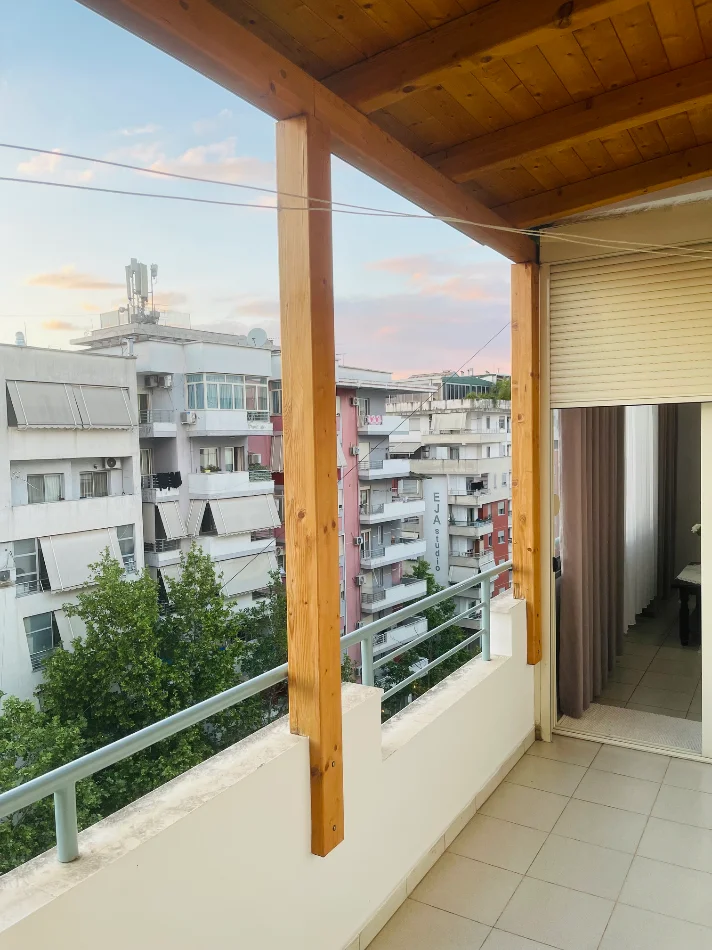 Tirane, jepet me qera apartament 2+1+Blk,500 mij lek restorant Kledi, astir.