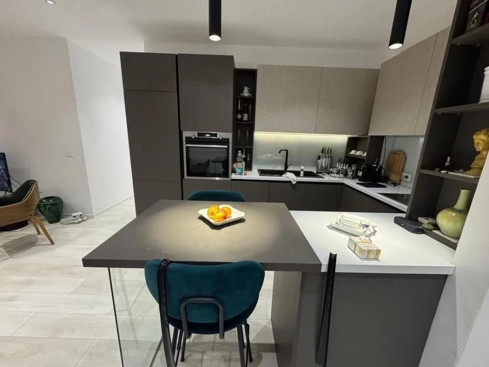 Tirane, jap me qera apartament 2+1 Kati 4, 95 m² 700 € 