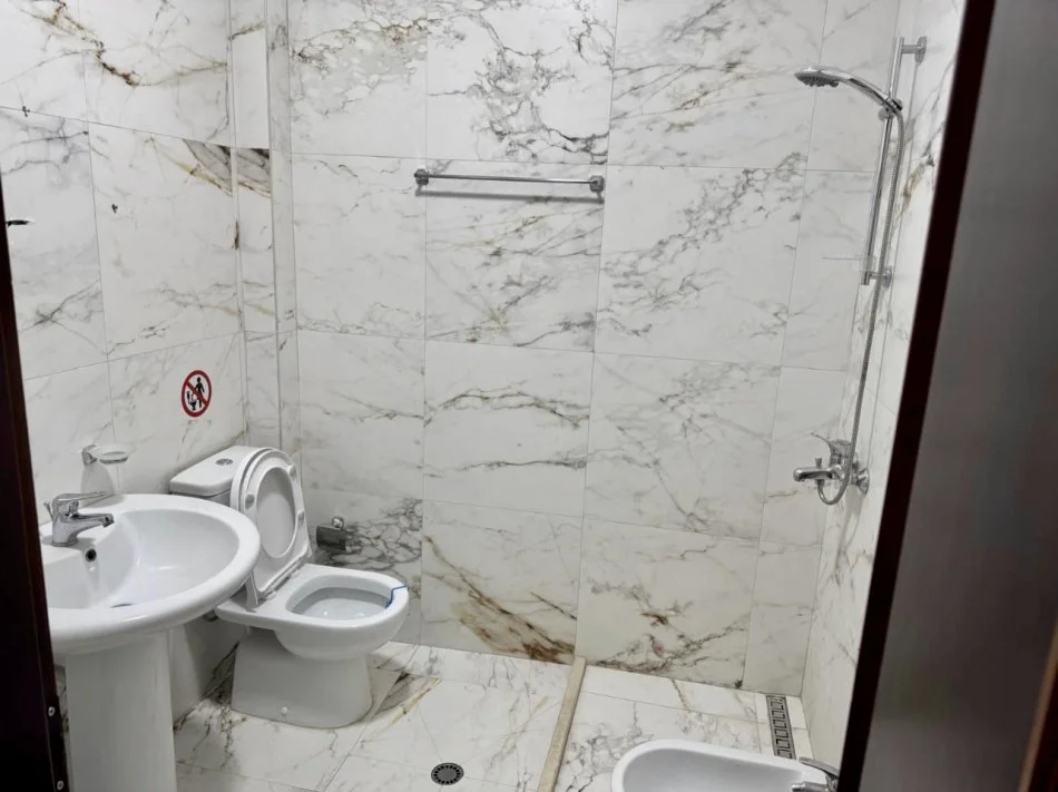 Tirane, jepet me qera zyre Kati 4, 176 m² 1.800 € (Sheshi Willson)