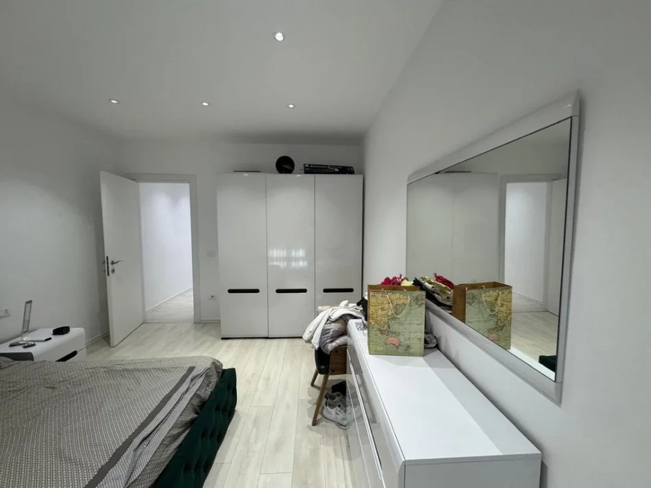 Tirane, jap me qera apartament 2+1 Kati 4, 95 m² 700 € 