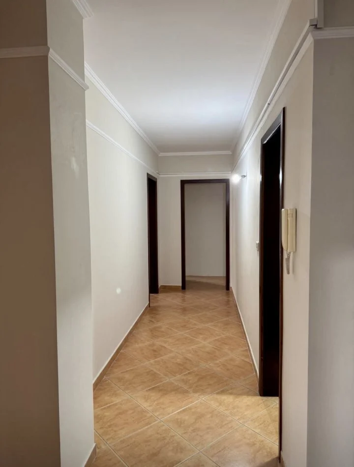 Tirane, jepet me qera zyre Kati 4, 176 m² 1.800 € (Sheshi Willson)