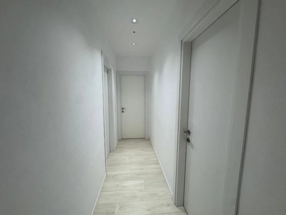 Tirane, jap me qera apartament 2+1 Kati 4, 95 m² 700 € 
