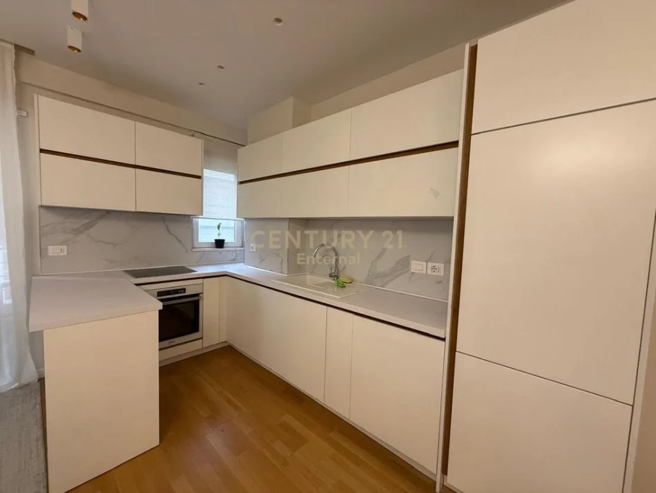 Tirane, jepet me qera apartament 2+1+Aneks+Ballkon Kati 4, 95 m² 700 € 