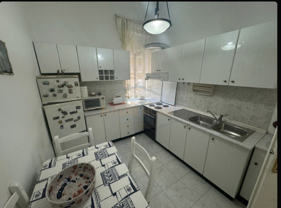 Tirane, jepet me qera apartament 2+1+Ballkon Kati 2, 100 m² 700 € (Stadiumi Dinamo)