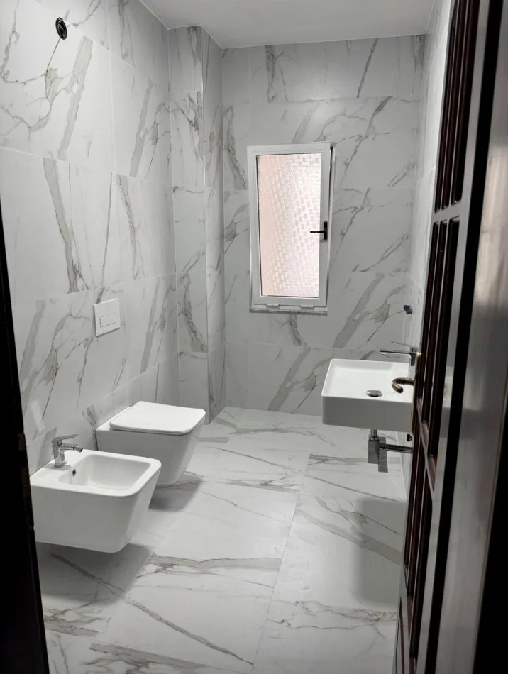 Tirane, jepet me qera zyre Kati 4, 176 m² 1.800 € (Sheshi Willson)