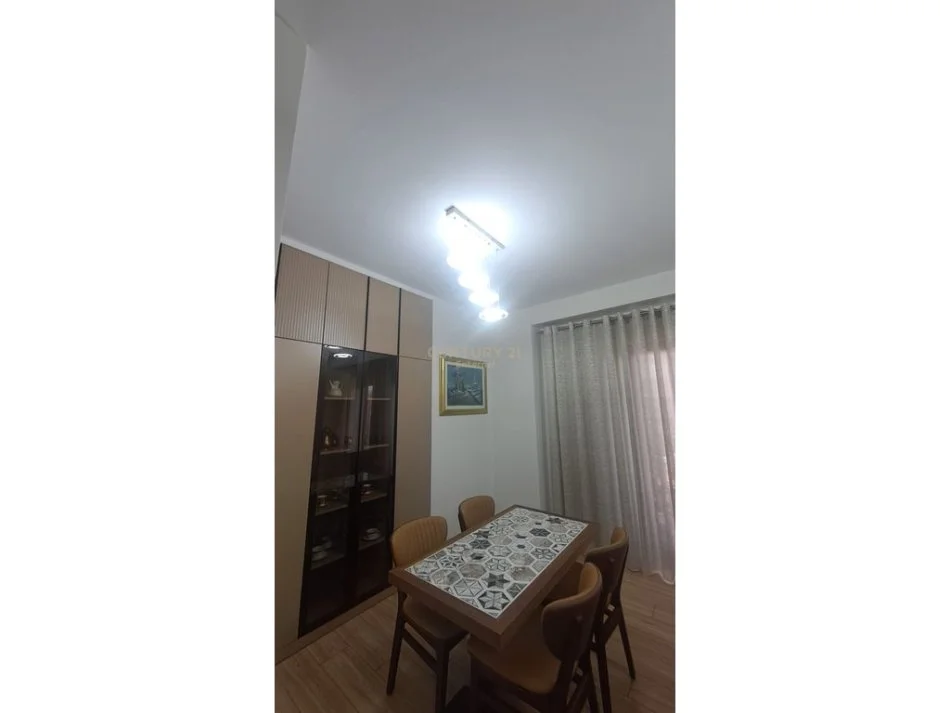 Tirane, jepet me qera apartament 3+1+Aneks+Ballkon Kati 6, 159 m² 2.300 € (Garden Building)