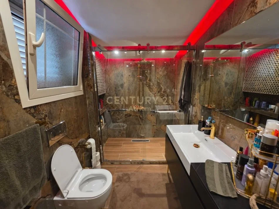 Tirane, jepet me qera Vile 3 Katshe Kati 3, 500 m² 3.500 € (Vilat Amerikane)