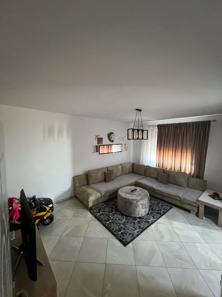 🏡 SHITET APARTAMENT 1+1 60 m2 + 16m2 VERANDË E SHFRYTËZUESHME – LAPRAKË (ZONË SHUMË E KËRKUAR)