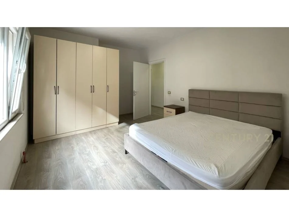 Tirane, jepet me qera apartament 3+1+Aneks+Ballkon Kati 6, 151 m² 730 € 