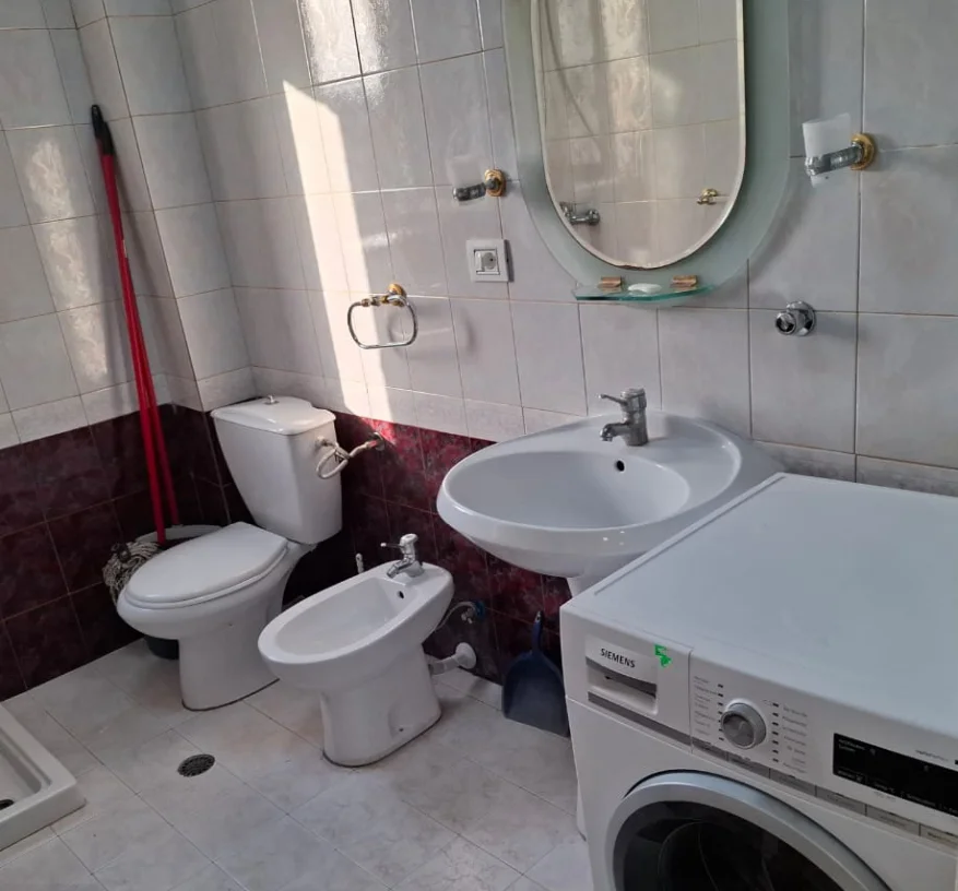 Tirane, jepet me qera apartament 1+1+Ballkon Kati 3, 60 m² 550 € (Dispanceria)