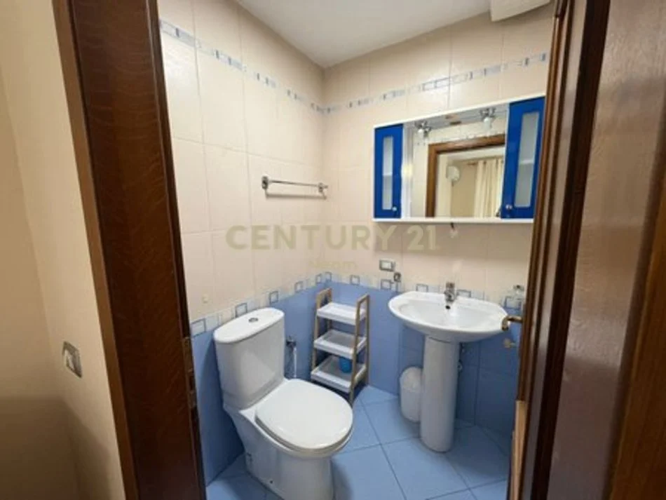 Tirane, jepet me qera apartament 2+1+Aneks+Ballkon Kati 4, 150 m² 800 € 