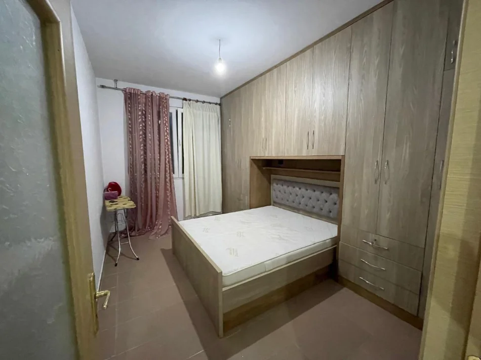 Tirane, jepet me qera apartament 1+1+Ballkon Kati 7, 65 m² 400 € (Sokrat miho)