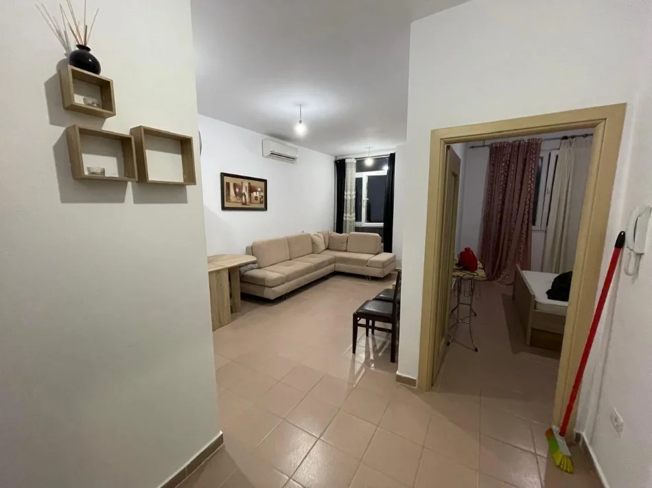 Tirane, jepet me qera apartament 1+1+Ballkon Kati 7, 65 m² 400 € (Sokrat miho)