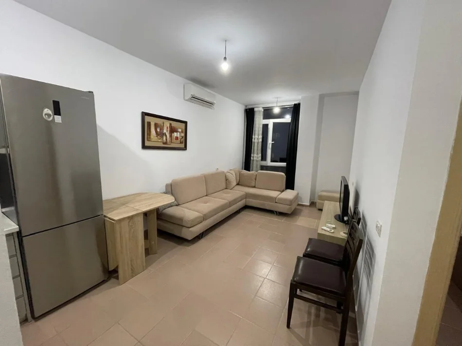 Tirane, jepet me qera apartament 1+1+Ballkon Kati 7, 65 m² 400 € (Sokrat miho)