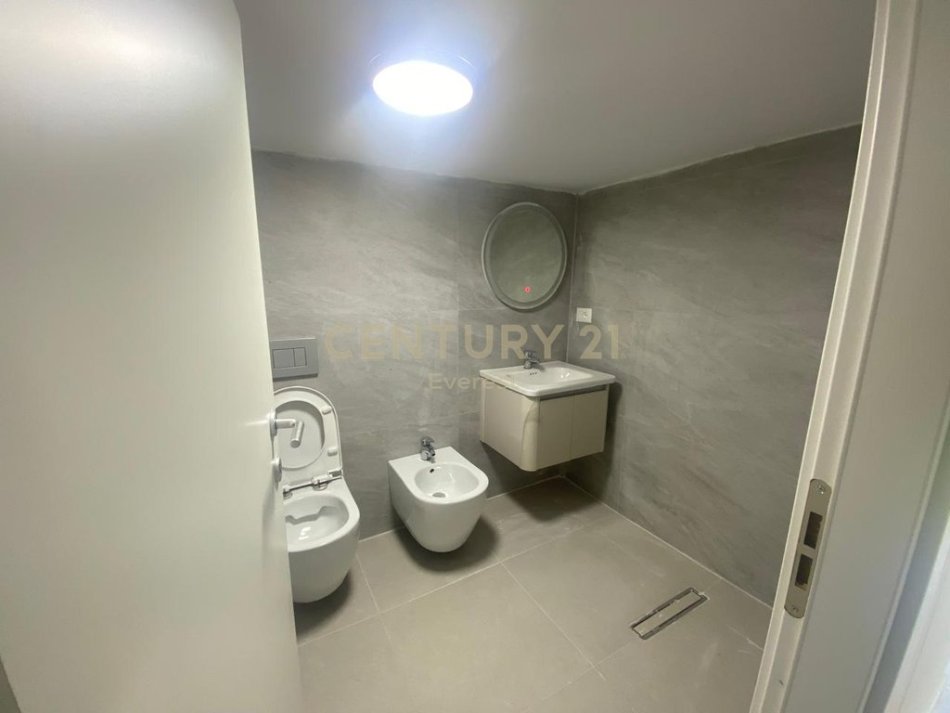 Tirane, jepet me qera 2+1 Kati 1, 69 m² 350 € (Fresku)