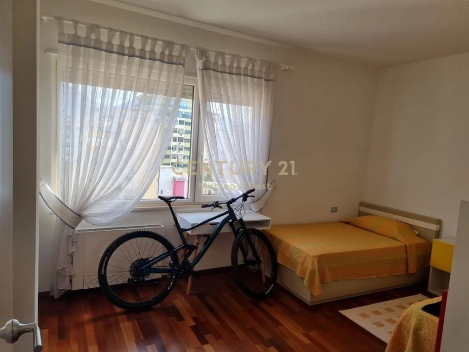 Tirane, jepet me qera apartament 2+1+Aneks+Ballkon Kati 1, 140 m² 1.400 € 