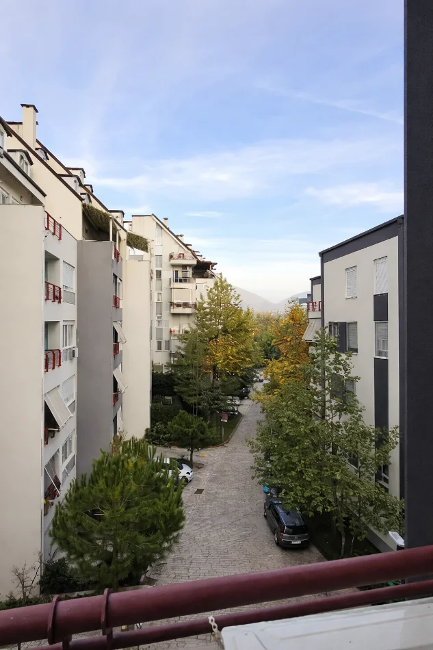 Tirane, jepet me qera apartament 2+1+Ballkon Kati 3, 83 m² 650 € (Liqeni i Thate, Tirane)