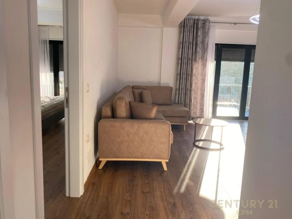 Tirane, jepet me qera apartament 1+1+Aneks+Ballkon Kati 1, 92 m² 700 € 
