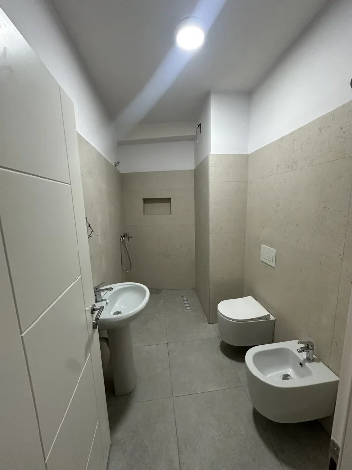 Tirane, shitet apartament 2+1+Ballkon dhe Post parkimi -1 Kati 7, 89 m² 150.000 € (boulevard astir)