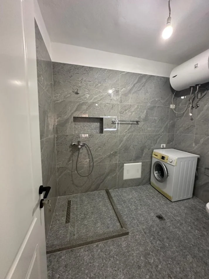 Tirane, jap me qera apartament 2+1+Ballkon Kati 5, 100 m² 400 € (Rruga Sotir Caci)
