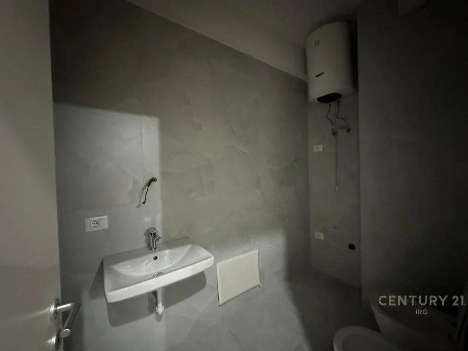 Tirane, jepet me qera apartament 1+1+Ballkon Kati 2, 50 m² 400 € (Kaimi)