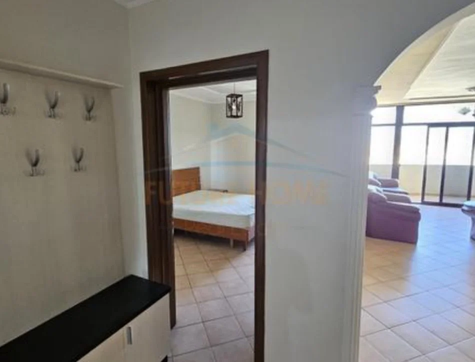 Tirane, jepet me qera apartament 1+1 , 80 m² 500 € (Ish parku i autobusave)