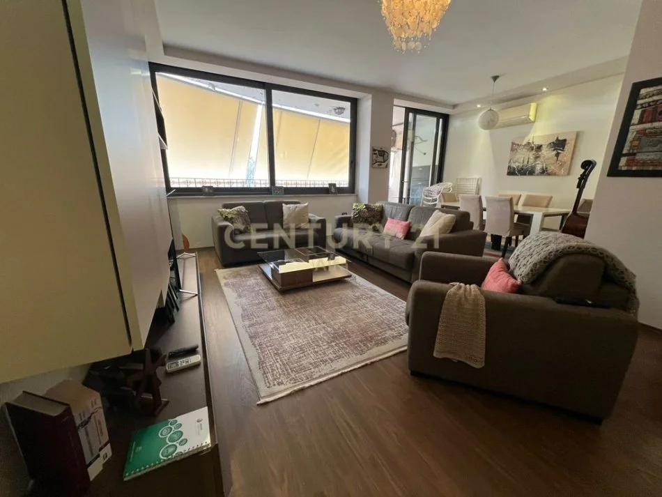 Tirane, jepet me qera apartament 3+1+Aneks+Ballkon Kati 4, 135 m² 2.000 € 