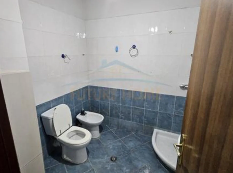 Tirane, jepet me qera apartament 1+1 , 80 m² 500 € (Ish parku i autobusave)