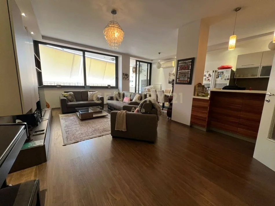 Tirane, jepet me qera apartament 3+1+Aneks+Ballkon Kati 4, 135 m² 2.000 € 