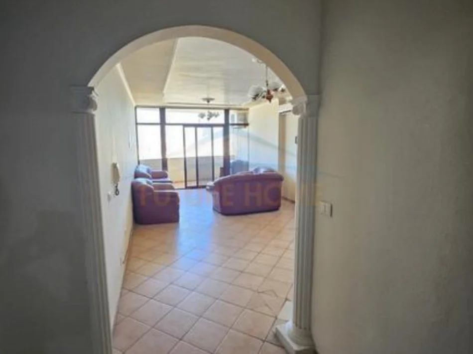 Tirane, jepet me qera apartament 1+1 , 80 m² 500 € (Ish parku i autobusave)