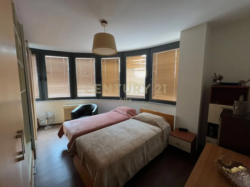 Tirane, jepet me qera apartament 3+1+Aneks+Ballkon Kati 4, 135 m² 2.000 € 