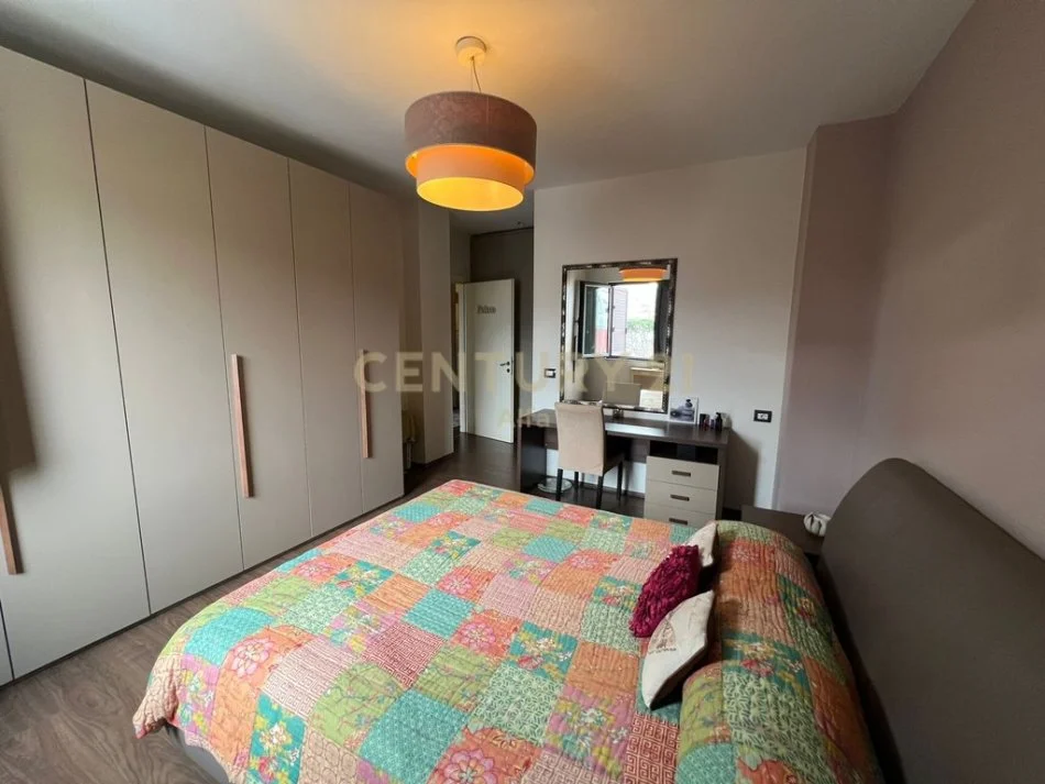 Tirane, jepet me qera apartament 3+1+Aneks+Ballkon Kati 4, 135 m² 2.000 € 