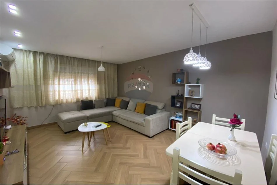 Tirane, jepet me qera apartament 1+1 Kati 4, 60 m² 400 € (Rruga Ifran Tomini)