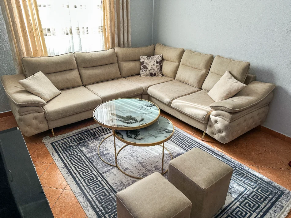 Tirane, shes Kend Divanesh 280x250 500 €