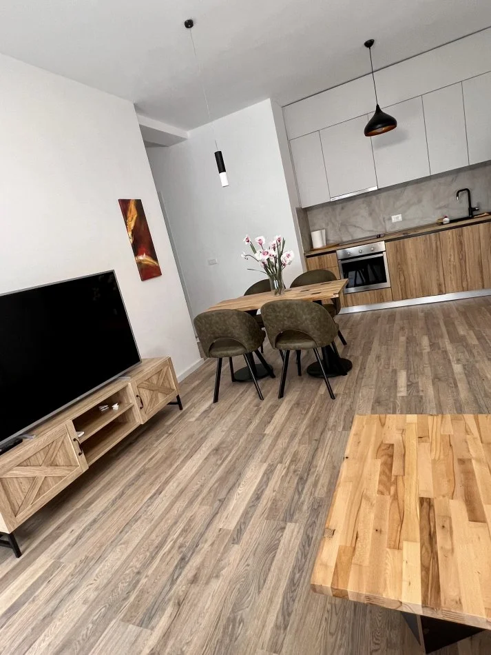 Tirane, jepet me qera apartament 2+1 Kati 10, 801 € (Jordan Mistja)