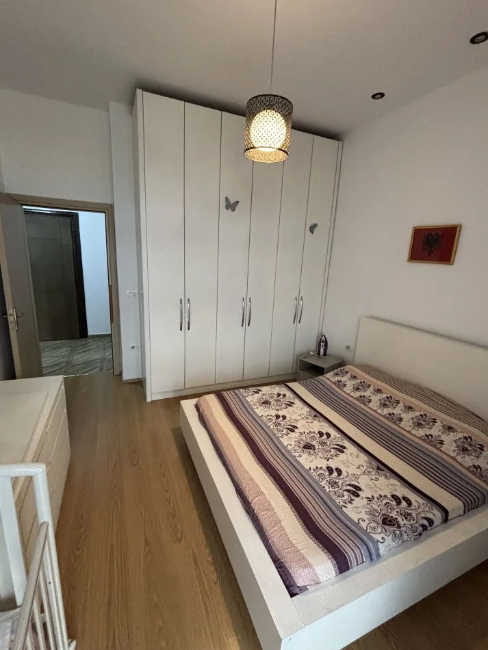 Tirane, jepet me qera apartament 1+1+Ballkon Kati 8, 85 m² 400 € (Rruga Milto Sotir Gura)