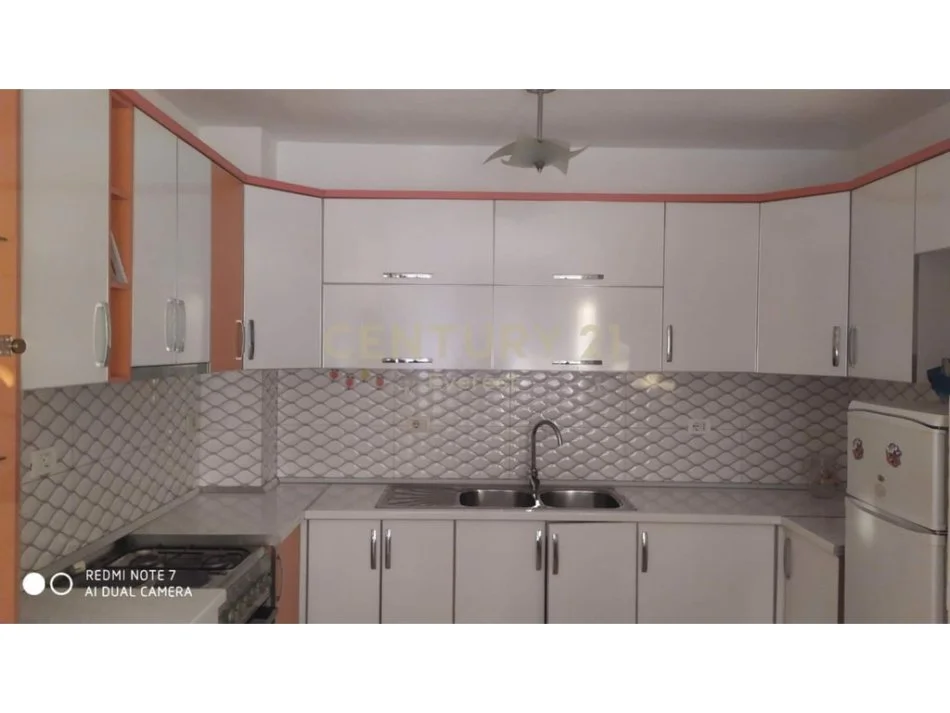 Tirane, jepet me qera apartament 2+1 Kati 6, 90 m² 400 € 