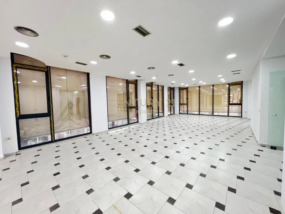Tirane, jepet me qera ambjent biznesi Kati 1, 160 m² 2.200 € (Islam Alla)