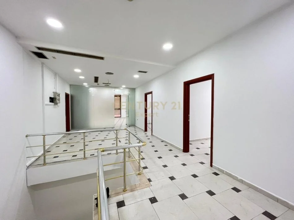 Tirane, jepet me qera ambjent biznesi Kati 1, 160 m² 2.200 € (Islam Alla)