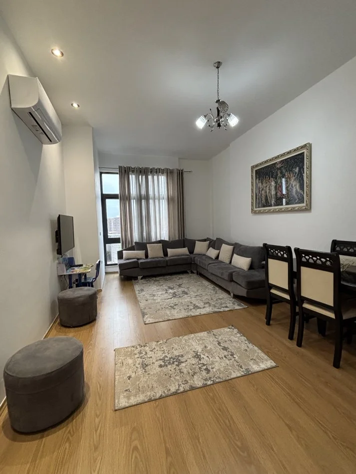 Tirane, jepet me qera apartament 1+1+Ballkon Kati 8, 85 m² 400 € (Rruga Milto Sotir Gura)