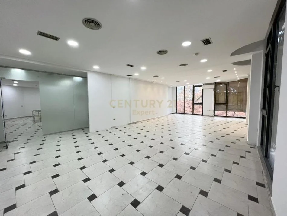 Tirane, jepet me qera ambjent biznesi Kati 1, 160 m² 2.200 € (Islam Alla)