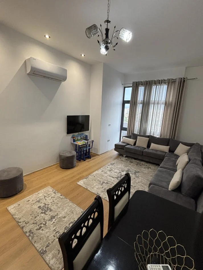 Tirane, jepet me qera apartament 1+1+Ballkon Kati 8, 85 m² 400 € (Rruga Milto Sotir Gura)