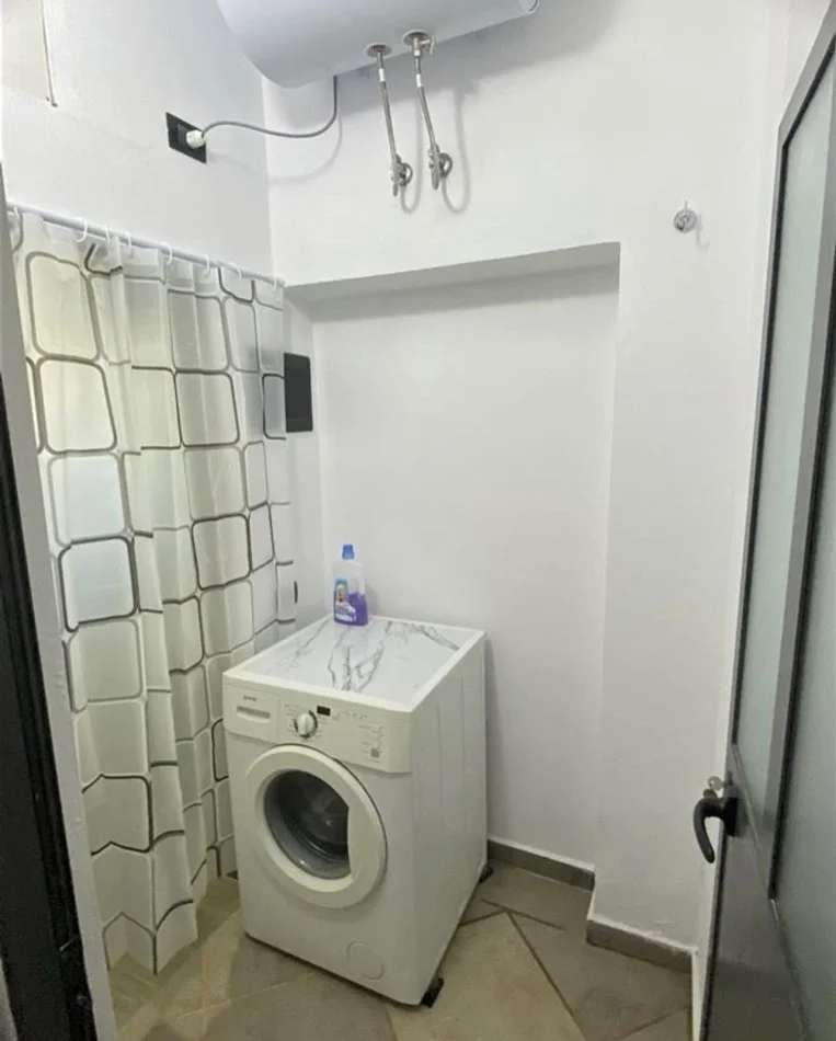 Tirane, jepet me qera apartament 1+1 Kati 1, 60 m² 300 € (Selite, Prane Nen Stacionit Elektrik)