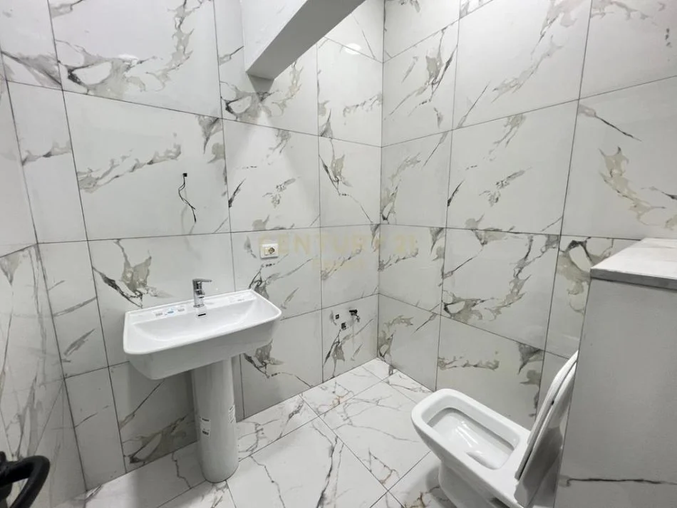 Tirane, jepet me qera ambjent biznesi Kati 1, 160 m² 2.200 € (Islam Alla)